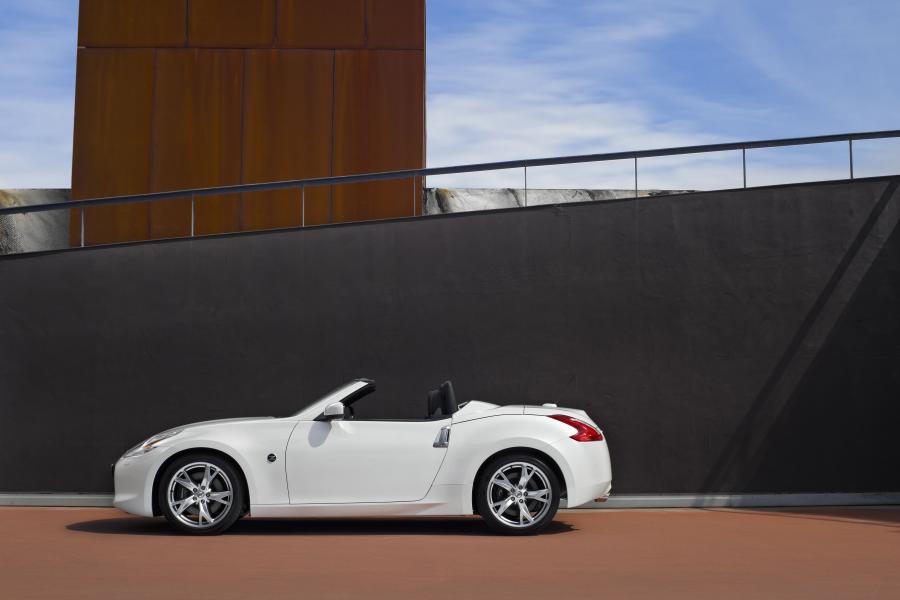  Nissan 370Z Roadster 2011 года  (фото 9 из 16)